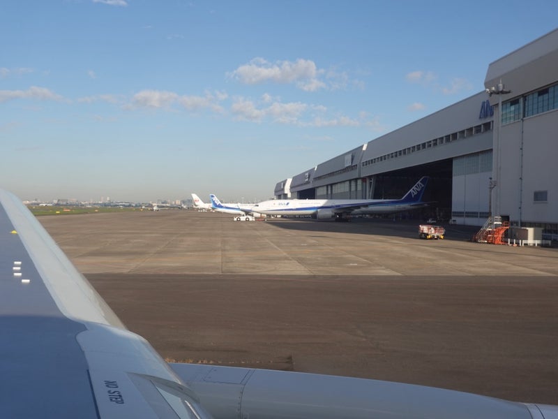 ドックアウトする飛行機。格納庫には大きな扉がある。